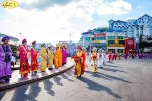 Thiếu nữ rước phấn cho hoa tại Festival Hoa 2015