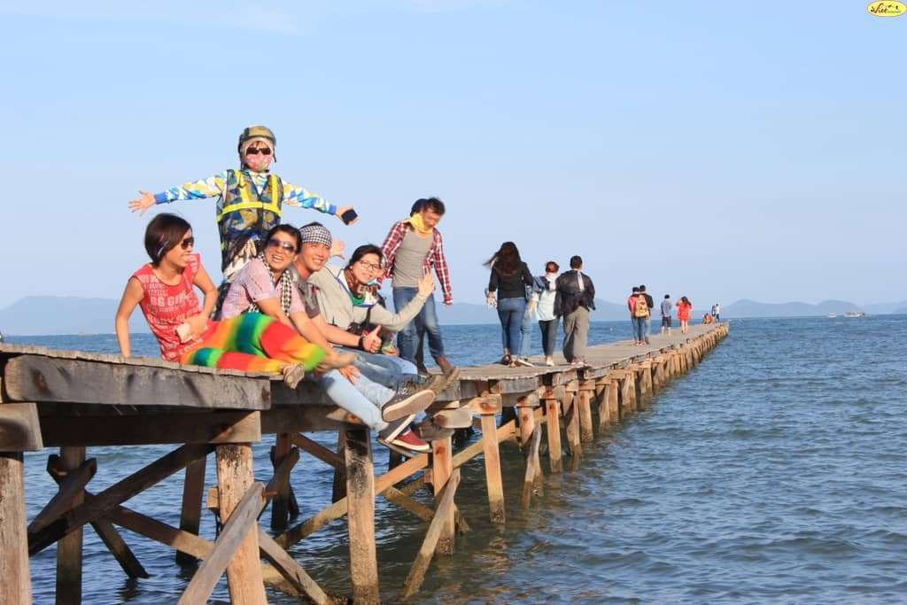 ch&egrave;o thuyền vượt ghềnh th&aacute;c tr&ecirc;n s&ocirc;ng