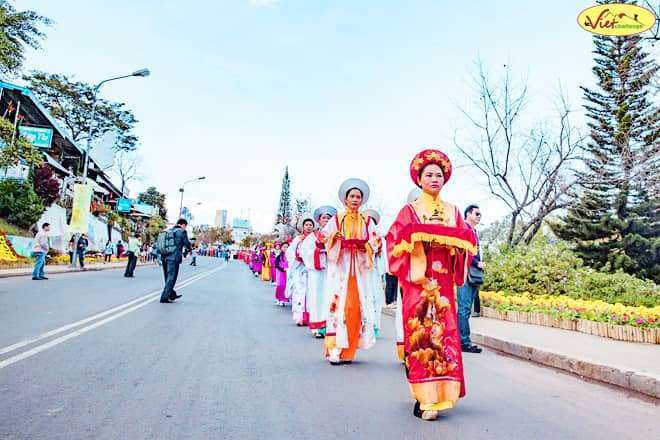 Rước phấn Đ&agrave; Lạt