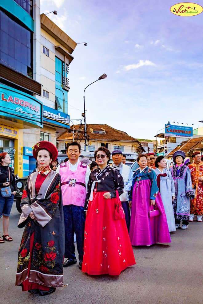 Thiếu nữ rước phấn tại Festival Hoa 2015