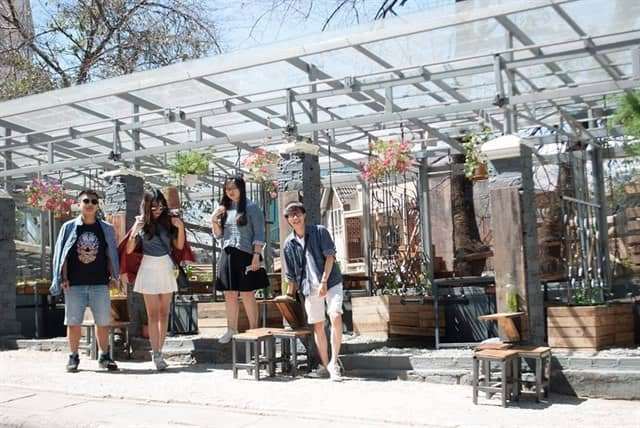 ch&egrave;o thuyền vượt ghềnh th&aacute;c tr&ecirc;n s&ocirc;ng
